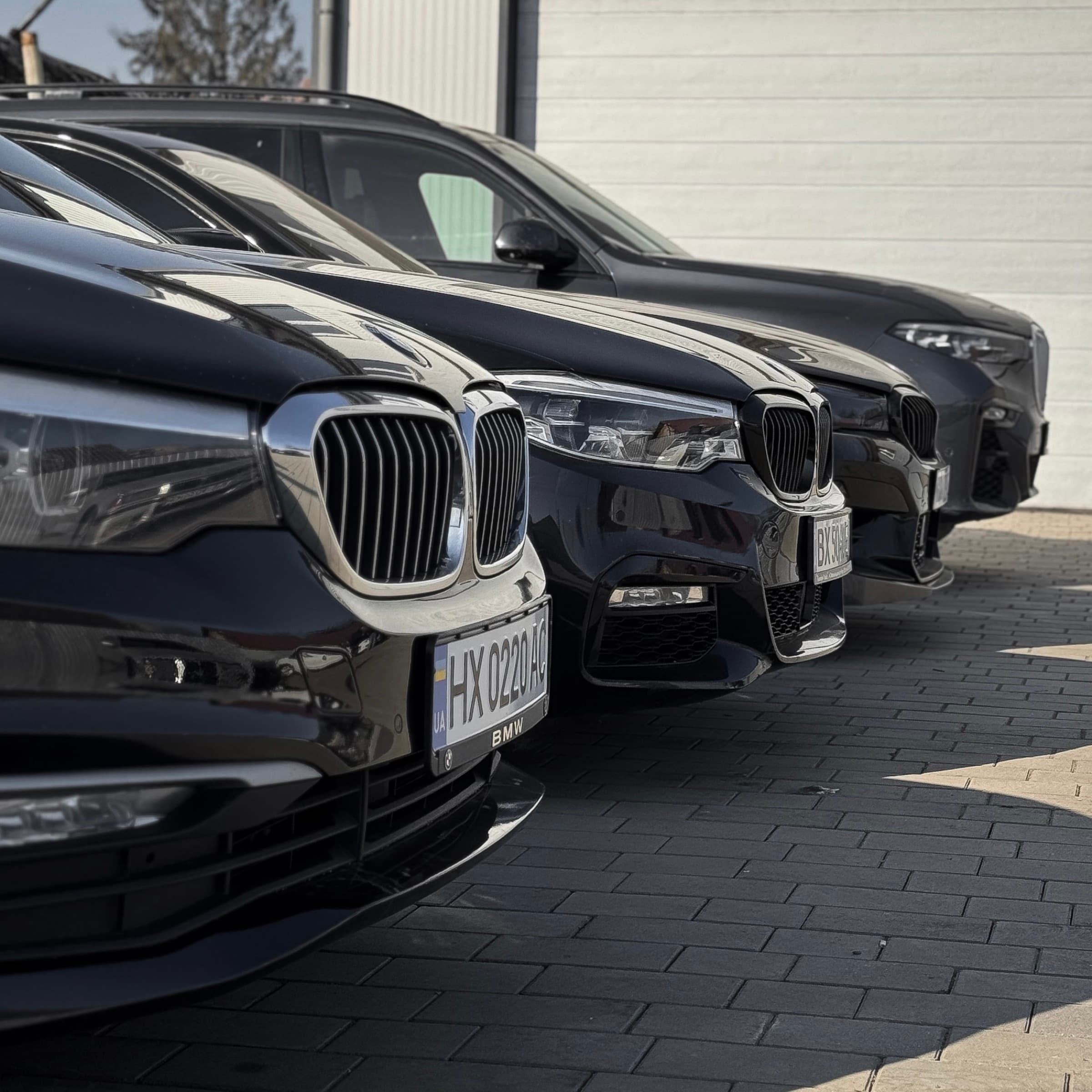 Ряд BMW біля сервісу M-Tech
