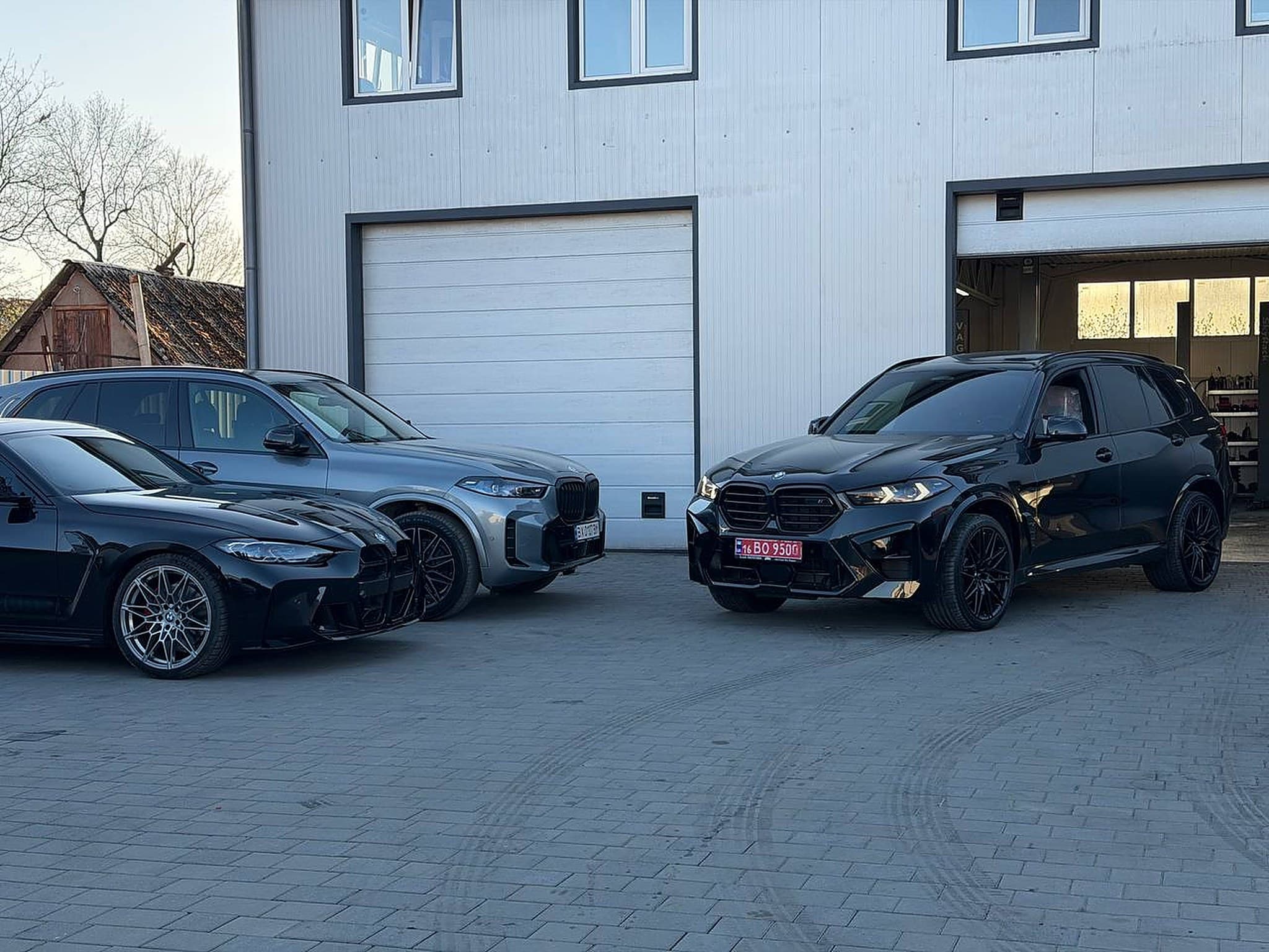 Три BMW на подвір'ї M-Tech: M4, X5 та X5M